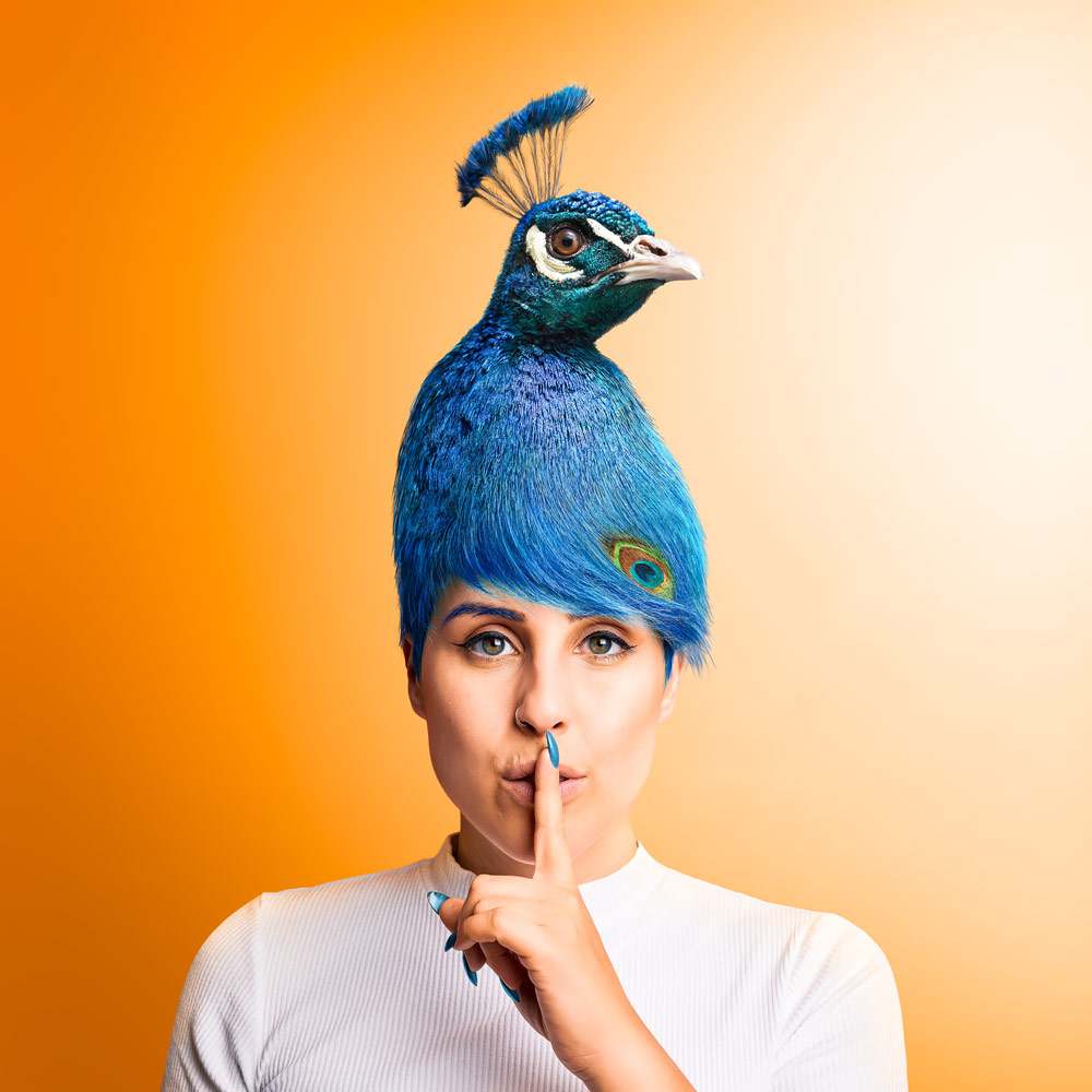 Frau mit blauem Pfau als Frisur