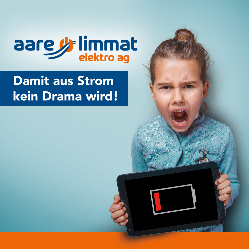 Ärgerliches Mädchen mit leerem Tablet-Akku. Kampagne für die aare limmat ag.