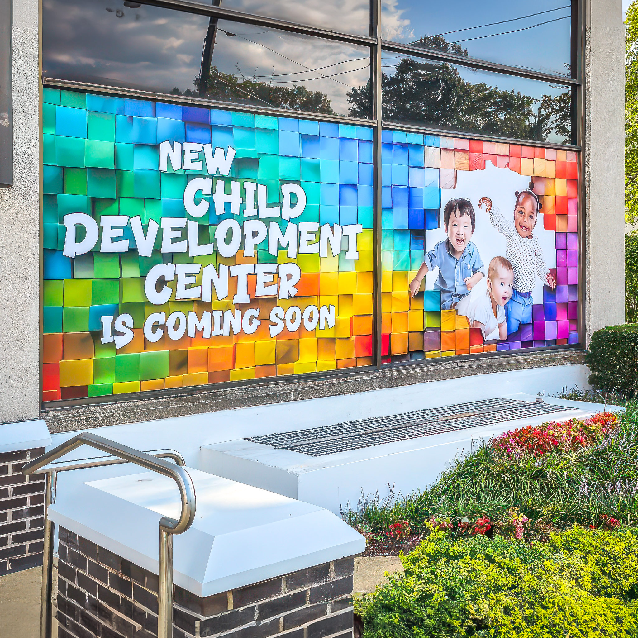 Banner mit Kindern und bunten Bauklötzen für ein Child Development Center in den USA