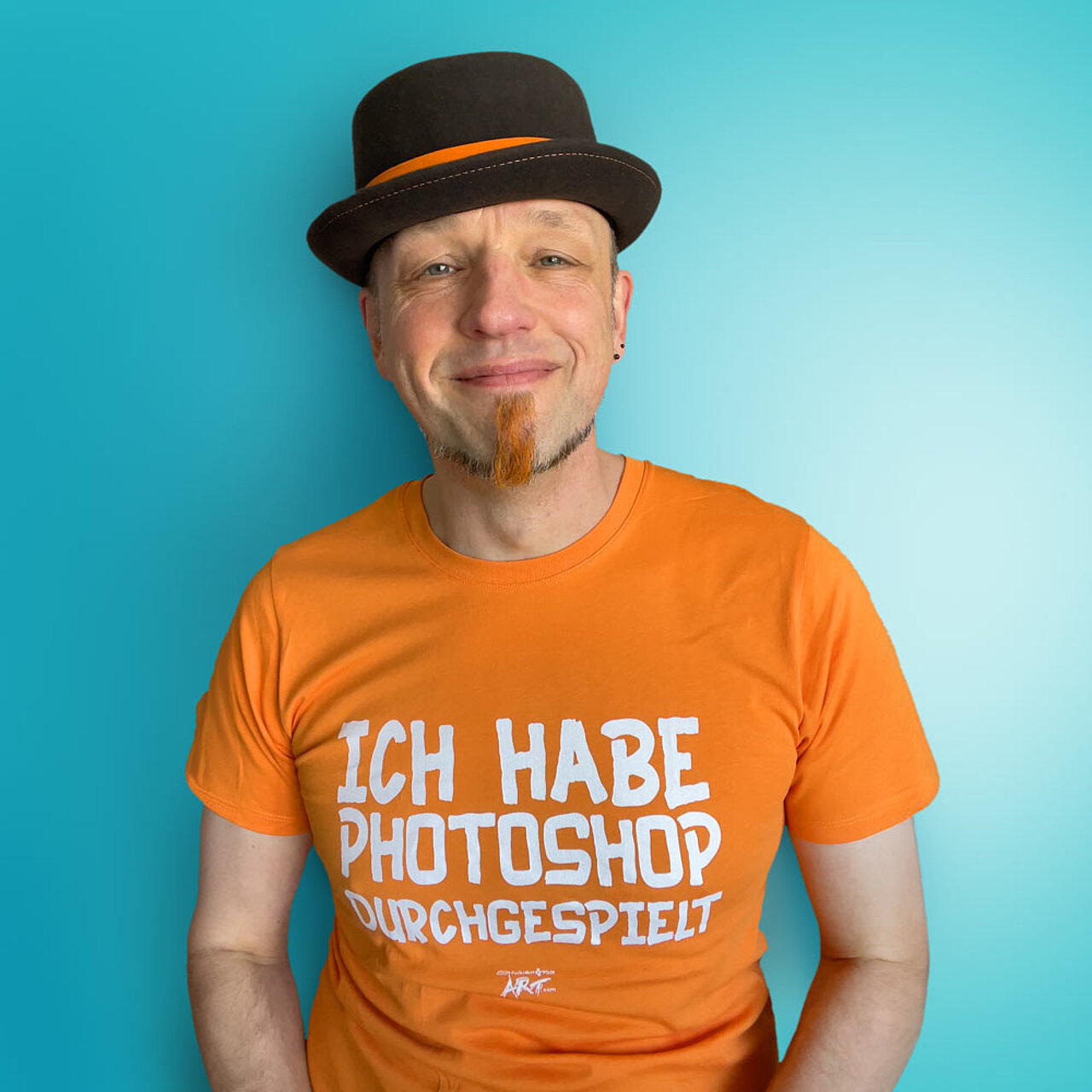 Ingo mit T-Shirt "Ich habe Photoshop durchgespielt"