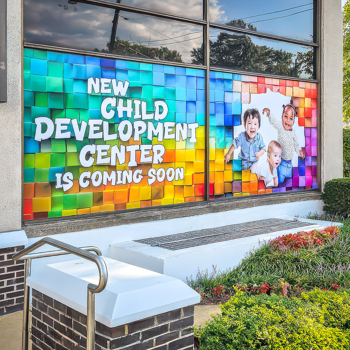 Banner mit Kindern und bunten Bauklötzen für ein Child Development Center in den USA