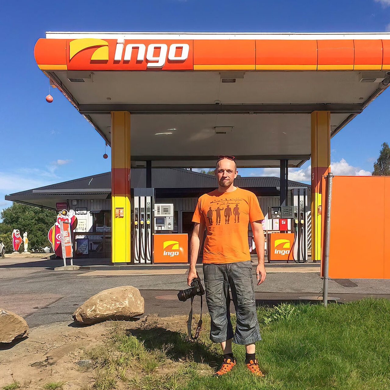 Ingo vor Ingo Tankstelle in Schweden